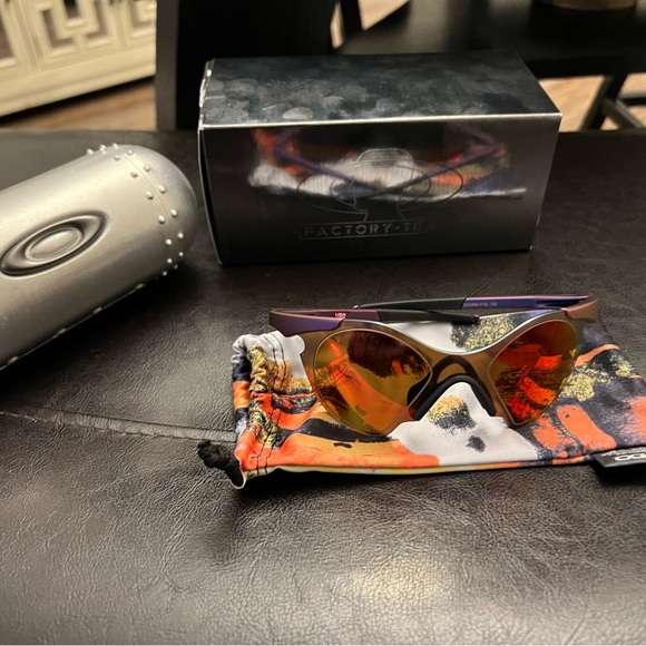 OAKLEY - Picture 3 of 5